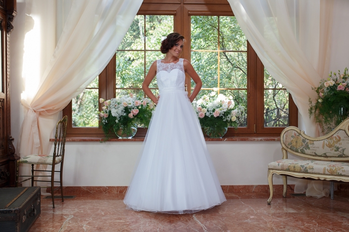 Sesja zdjęciowa suknia ślubna na modelce