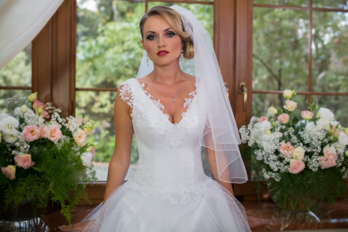 Sesja fotograficzna - suknia ślubna na modelce