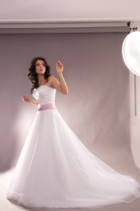 Sesja fotograficzna w studio - modelka w sukni ślubnej, zdjęcie przed obróbką wymiana tła