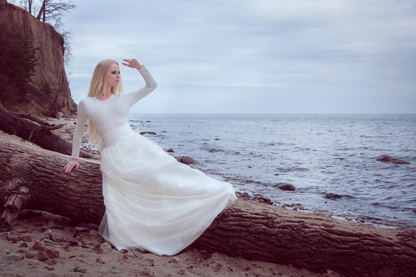 Sesja fotograficzna plenerowa- modelka w sukni ślubnej na plaży, biały komplet ślubny, top z długą spódnicą z szerokim satynowym paskiem