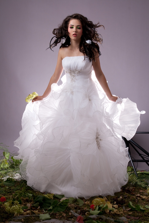 Sesja fotograficzna w studio - modelka w ślubnej sukni, zdjęcie przed obróbką